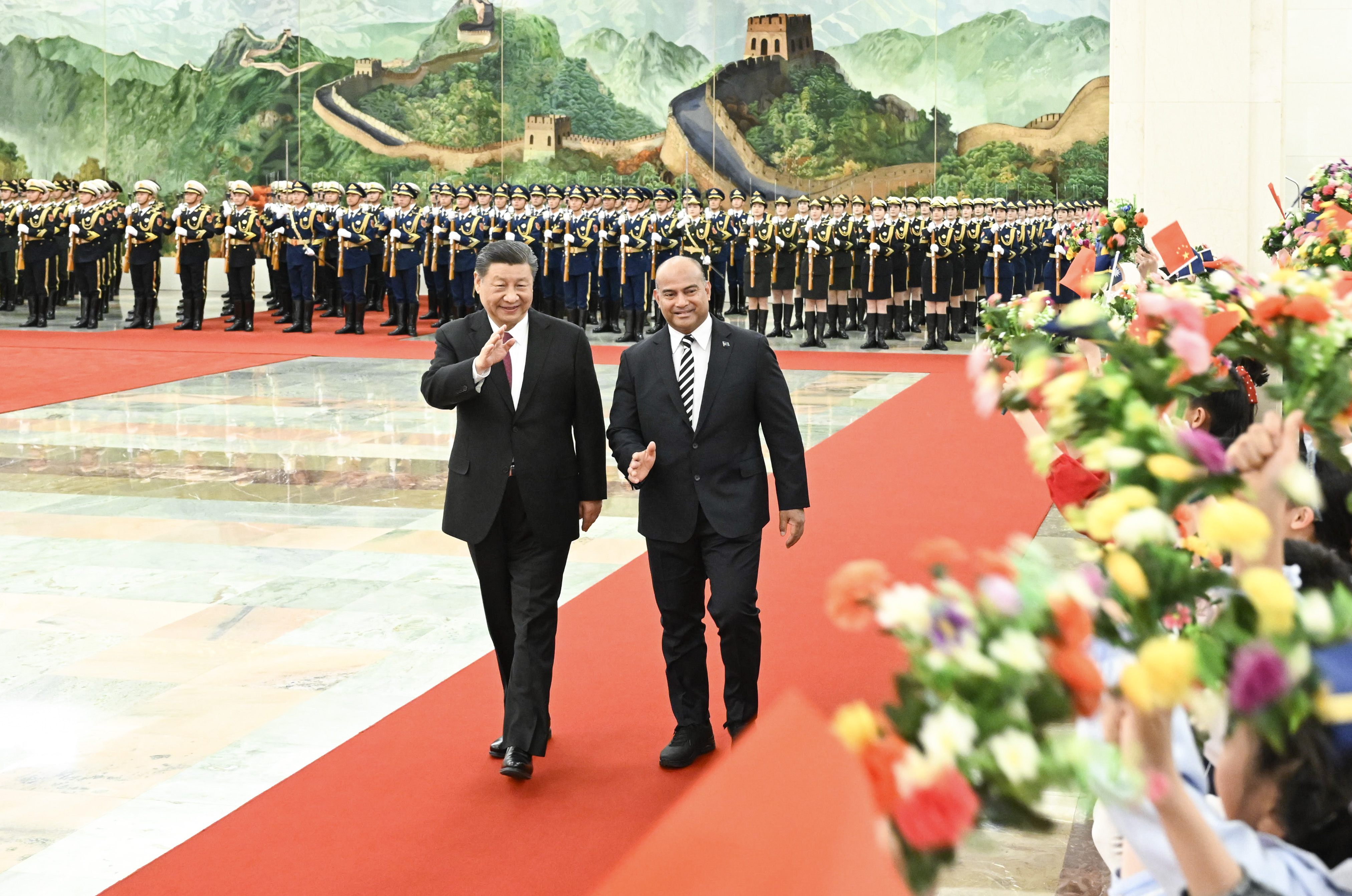  2024年3月25日，習(xí)近平在人民大會(huì)堂北大廳為阿迪昂舉行歡迎儀式。