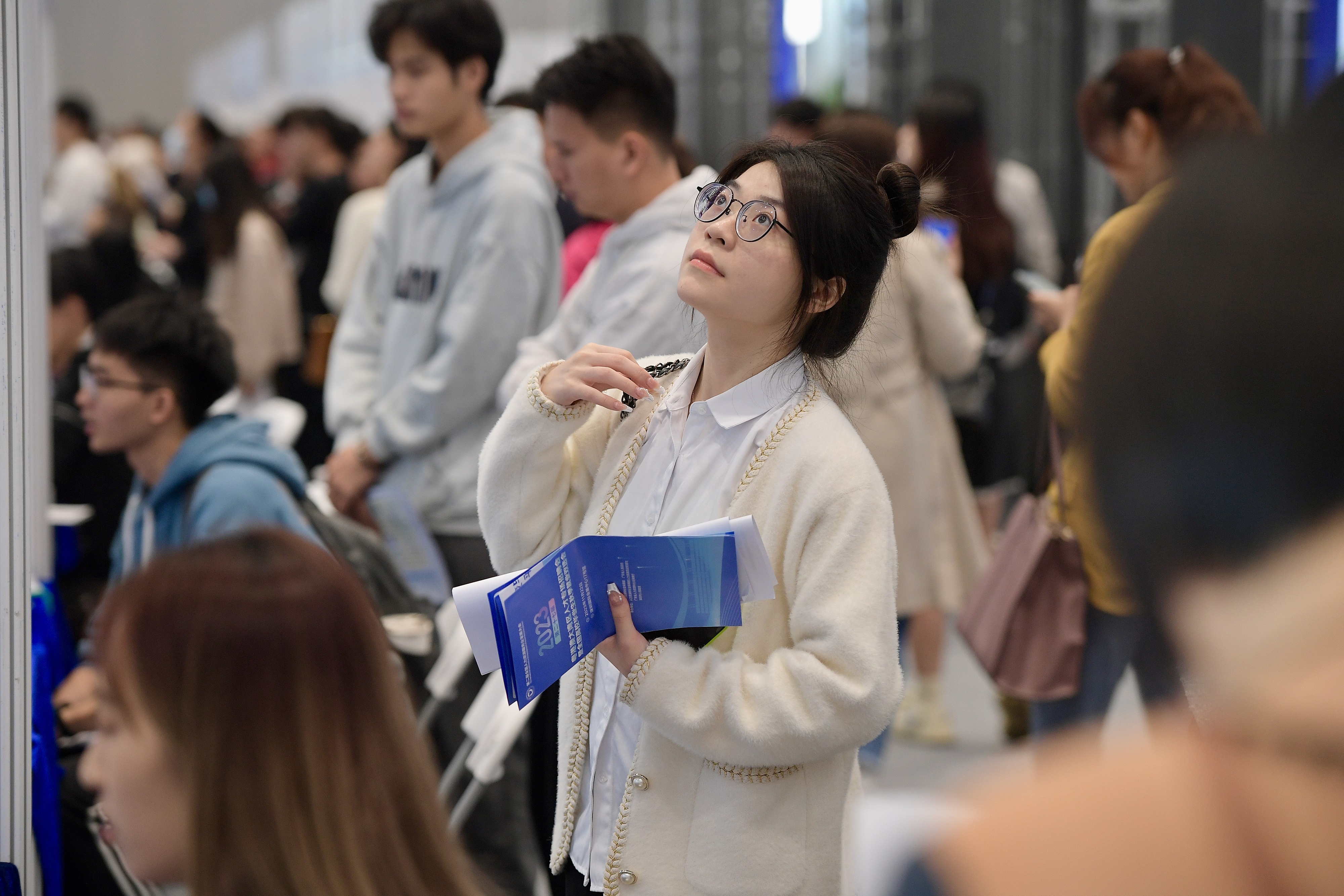  2023年11月22日，2023年粵港澳大灣區(qū)人才專場(chǎng)招聘會(huì)暨第27屆全國(guó)高校畢業(yè)生秋季就業(yè)雙選會(huì)在深圳國(guó)際會(huì)展中心舉辦。