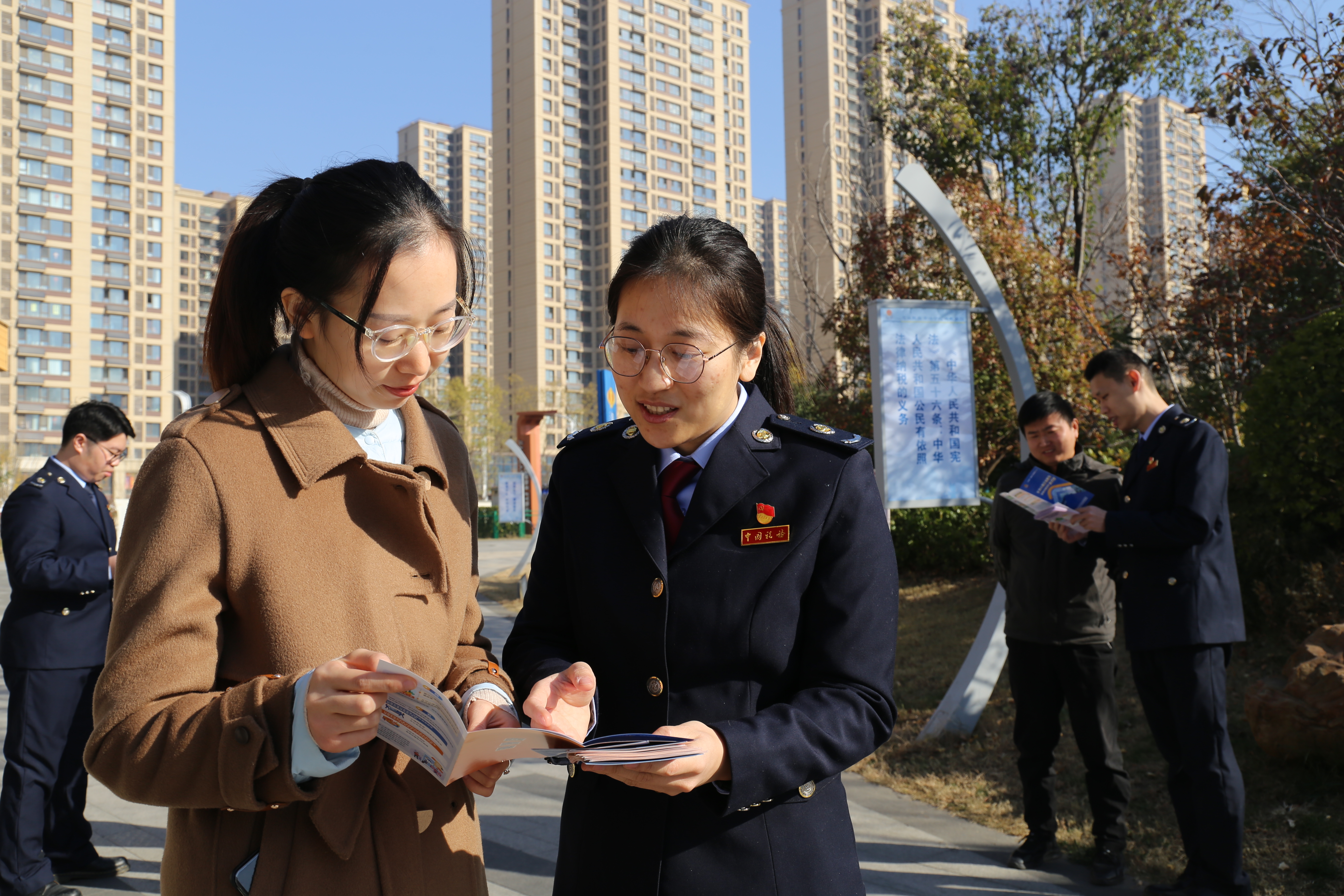 稅法宣傳進(jìn)公園，服務(wù)群眾“零距離”