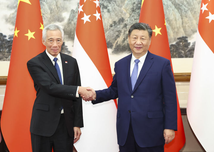 習(xí)近平會(huì)見新加坡國務(wù)資政李顯龍
