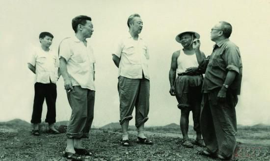 1978年8月，習(xí)仲勛（左三）在廣東惠陽農(nóng)村調(diào)研。在清華大學(xué)讀書的習(xí)近平（左一）利用暑假時(shí)間參加社會(huì)實(shí)踐，隨同父親一起下鄉(xiāng)。