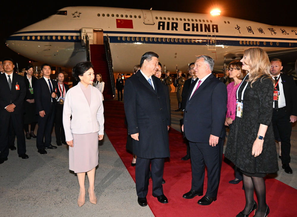 習(xí)近平抵達(dá)布達(dá)佩斯開始對(duì)匈牙利進(jìn)行國事訪問