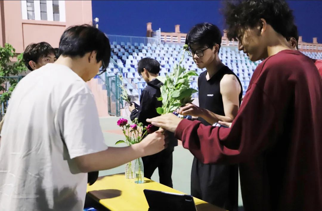 年輕人又又又“整活兒了”！菏澤芍藥綻放大學校園！