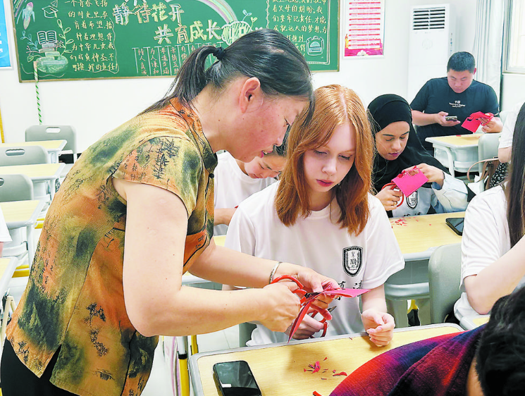 外籍友人體驗(yàn)非遺 感受中國傳統(tǒng)文化
