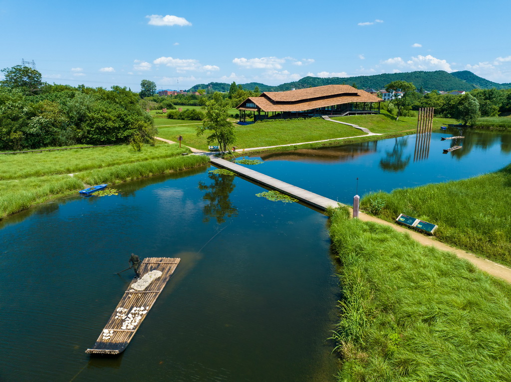 2024年7月4日拍攝的杭州良渚古城遺址公園南城墻遺址展示點（無人機照片）。新華社記者 江漢 攝