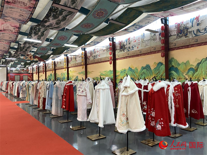 1月24日，在山東省菏澤市曹縣大集鎮(zhèn)穿越大唐漢服云倉(cāng)直播基地展廳里擺放的漢服。 人民網(wǎng) 周琳佳攝