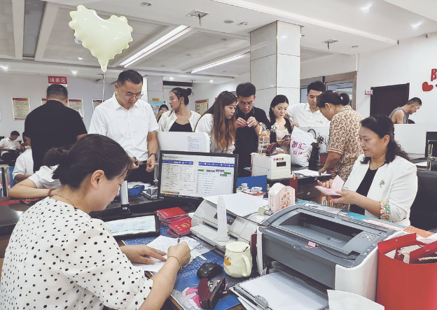 “為愛加班”，婚姻機構(gòu)見證幸福時刻