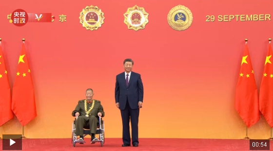 獨家視頻丨習近平向黃宗德頒授“共和國勛章”