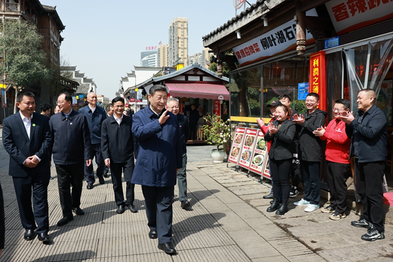 2024年3月19日上午，習近平在常德河街考察時，同店主和游客親切交流。新華社記者 王曄 攝