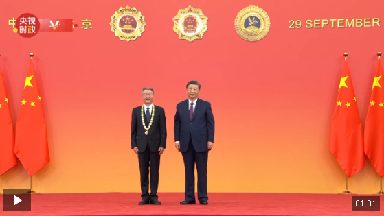 獨家視頻丨習近平向許振超頒授“人民工匠”國家榮譽稱號獎章