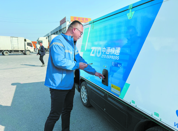 菏澤首輛無人駕駛快遞車上路啦