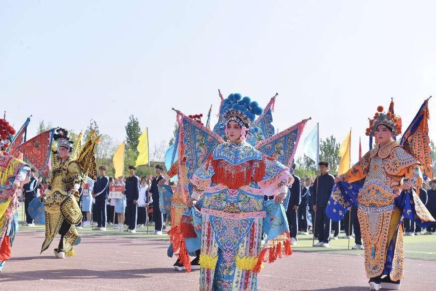這所大學(xué)的運(yùn)動(dòng)會(huì)開(kāi)幕式有“戲”