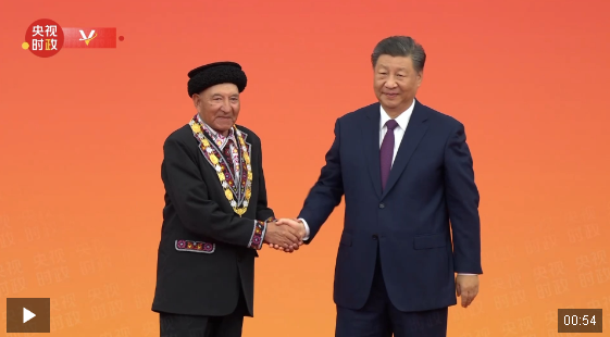 獨(dú)家視頻丨習(xí)近平向巴依卡·凱力迪別克頒授“人民衛(wèi)士”國家榮譽(yù)