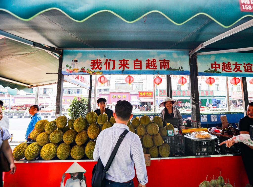 元首外交·心相近丨帶好貨、坐輕軌、通海關(guān)，感受中越經(jīng)貿(mào)合作的