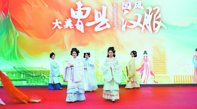 漢服進(jìn)北大演繹優(yōu)秀傳統(tǒng)文化之美