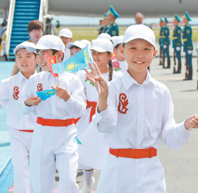 7月2日，哈薩克斯坦兒童在阿斯塔納機場熱烈歡迎習(xí)近平主席到訪。本報記者 王洲 攝