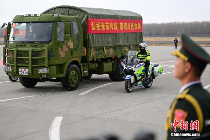 圖為儀式結(jié)束后，志愿軍烈士遺骸棺槨被護(hù)送前往沈陽(yáng)抗美援朝烈士陵園。<a target='_blank' href='/' >中新網(wǎng)</a>記者 于海洋 攝