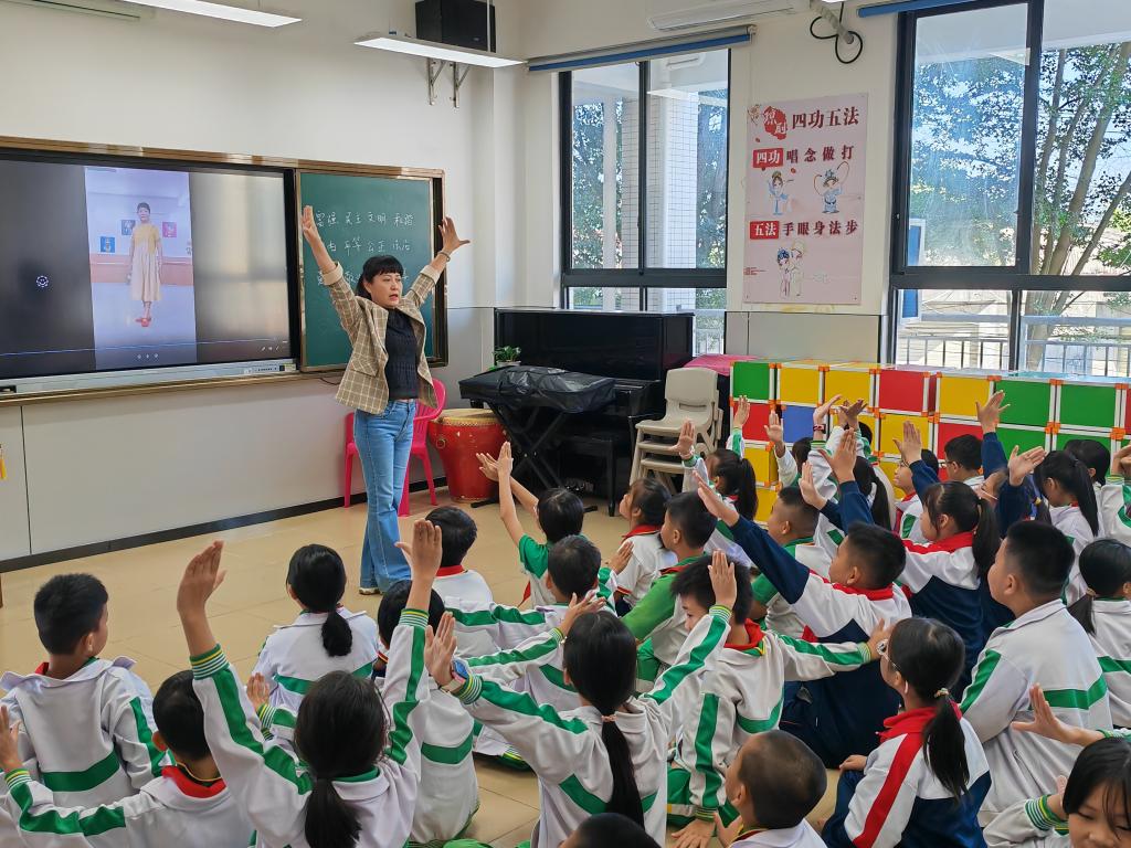 “瓊劇進(jìn)校園”：優(yōu)秀傳統(tǒng)文化浸潤(rùn)孩子身心