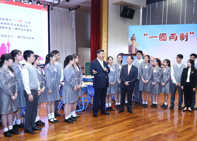 2019年12月19日，國(guó)家主席習(xí)近平在澳門特別行政區(qū)行政長(zhǎng)官崔世安陪同下，來到位于澳門黑沙環(huán)的政府綜合服務(wù)中心和濠江中學(xué)附屬英才學(xué)校，同澳門市民和師生親切交流。在濠江中學(xué)附屬英才學(xué)校觀摩以“‘一國(guó)兩制’與澳門”為題的中國(guó)歷史公開課后，習(xí)近平走到學(xué)生中間即席發(fā)表重要講話。新華社記者 鞠鵬 攝