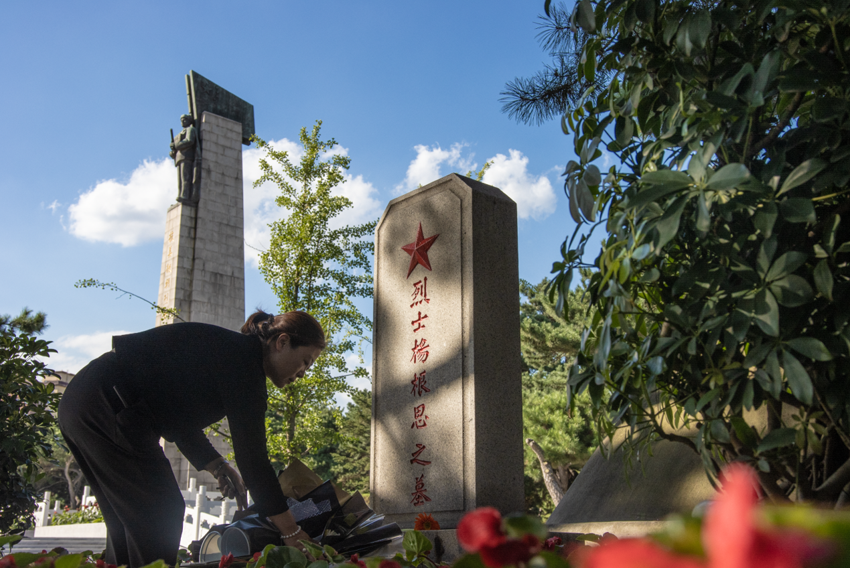 市民來(lái)到沈陽(yáng)抗美援朝烈士陵園祭奠。人民網(wǎng)記者 邱宇哲攝