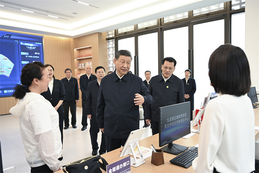 2024年4月22日至24日，中共中央總書記、國家主席、中央軍委主席習(xí)近平在重慶考察。這是22日下午，習(xí)近平在九龍坡區(qū)謝家灣街道民主村社區(qū)考察。新華社記者 謝環(huán)馳 攝
