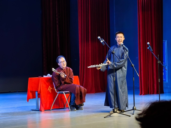 “介四嘛呀？介四相聲社啊”