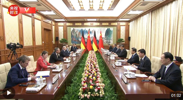 獨(dú)家視頻丨習(xí)近平會(huì)見德國(guó)總理：兩國(guó)要從長(zhǎng)遠(yuǎn)和戰(zhàn)略角度看待和發(fā)