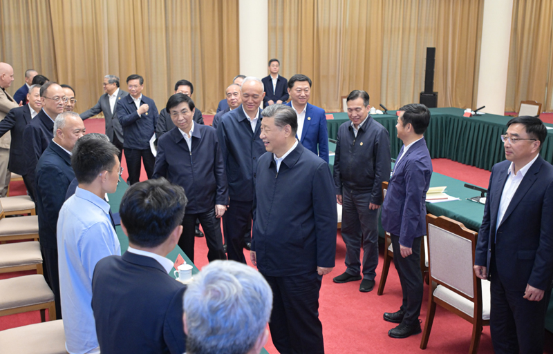 2024年5月23日，習(xí)近平總書記在山東省濟(jì)南市主持召開企業(yè)和專家座談會(huì)并發(fā)表重要講話。這是總書記同參會(huì)的企業(yè)和專家代表親切交流。