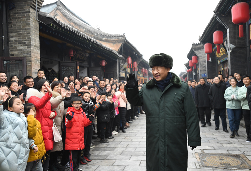 2022年1月27日，習(xí)近平總書記在平遙古城向現(xiàn)場群眾揮手致意。