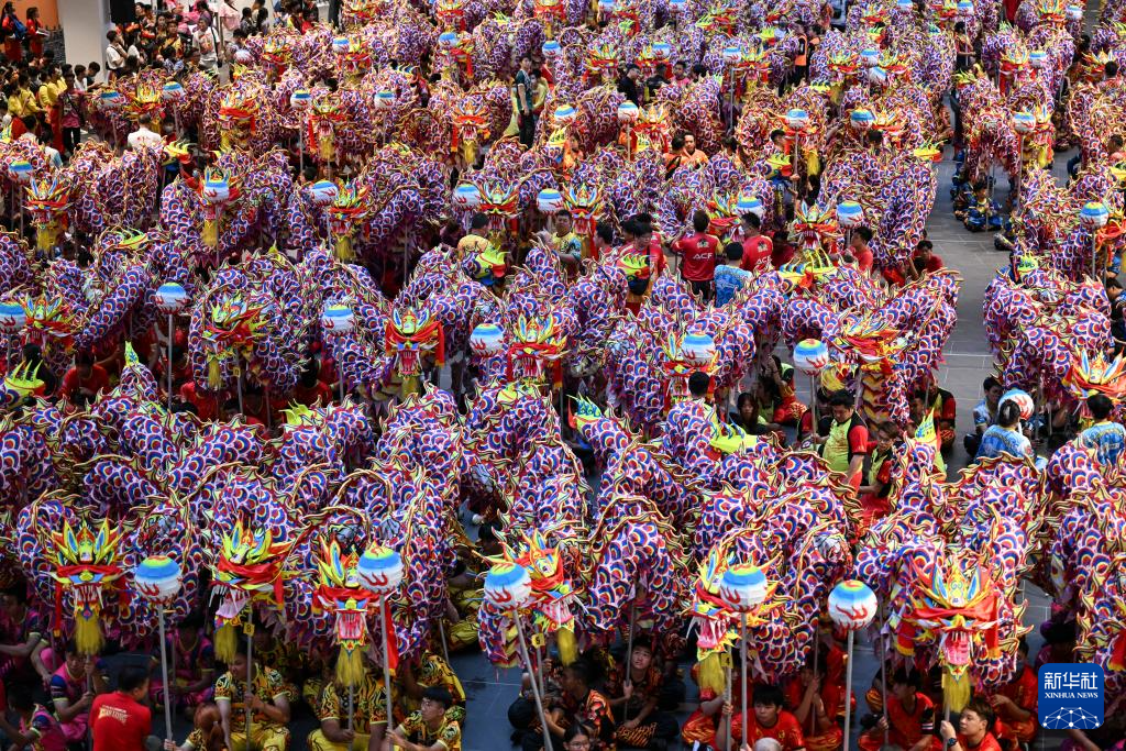 馬來(lái)西亞：舞龍迎農(nóng)歷春節(jié)