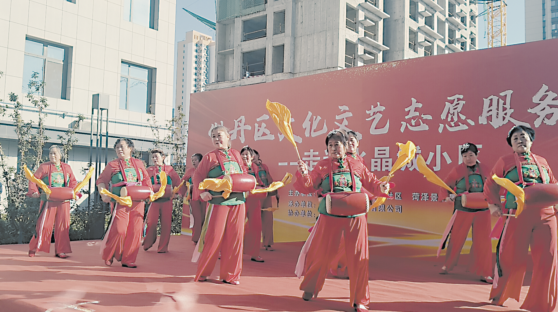 小區(qū)里來了“文藝演出隊(duì)”