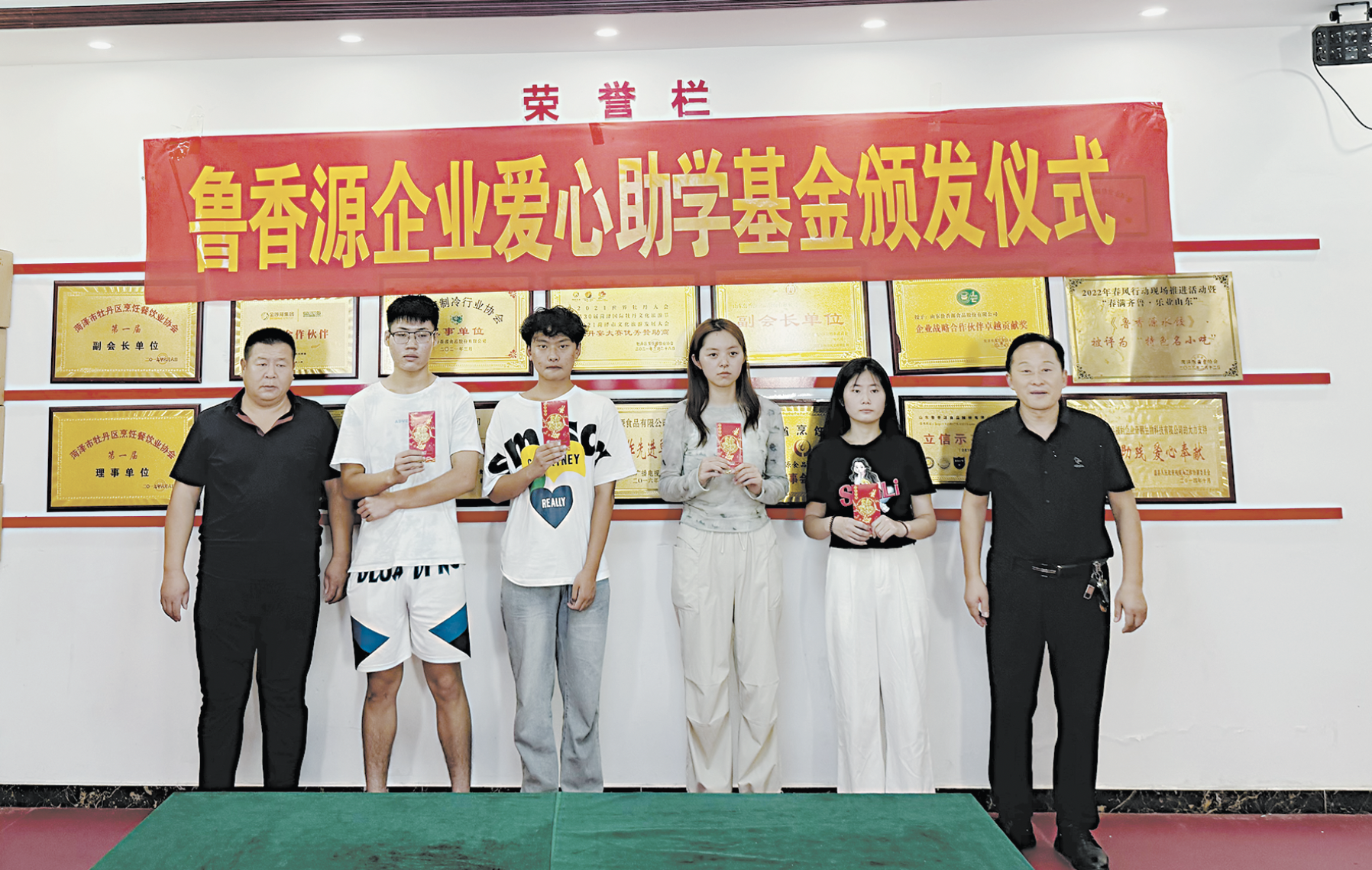 企業(yè)家愛心照亮鄉(xiāng)間路