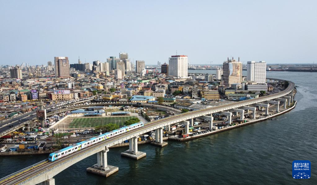 共話中國(guó)經(jīng)濟(jì)新機(jī)遇丨通訊：中企承建輕軌項(xiàng)目助力尼日利亞“擁堵