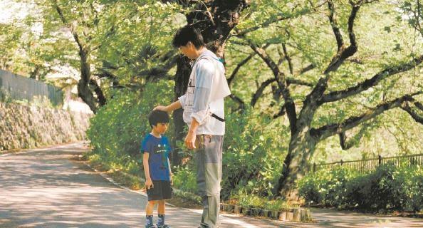 《如父如子》：關(guān)于血緣與陪伴的溫柔叩問