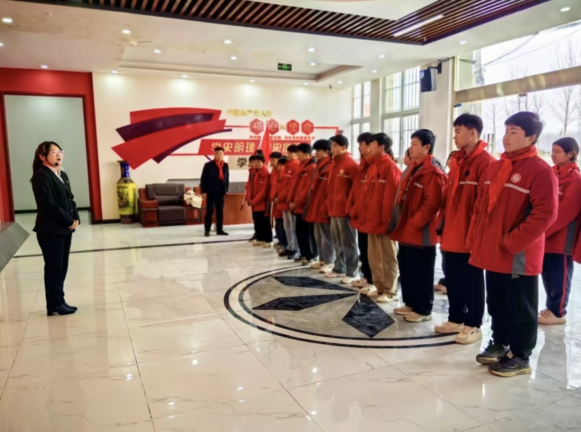 青少年接受革命傳統(tǒng)教育