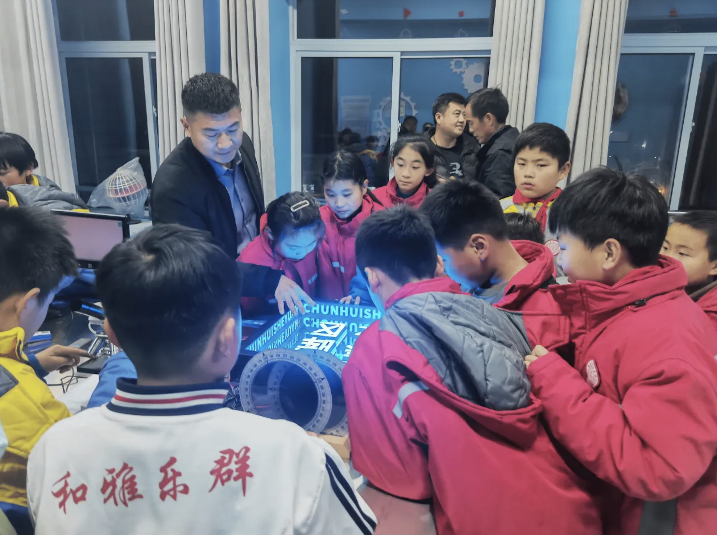 走進(jìn)科普館  開啟智慧門