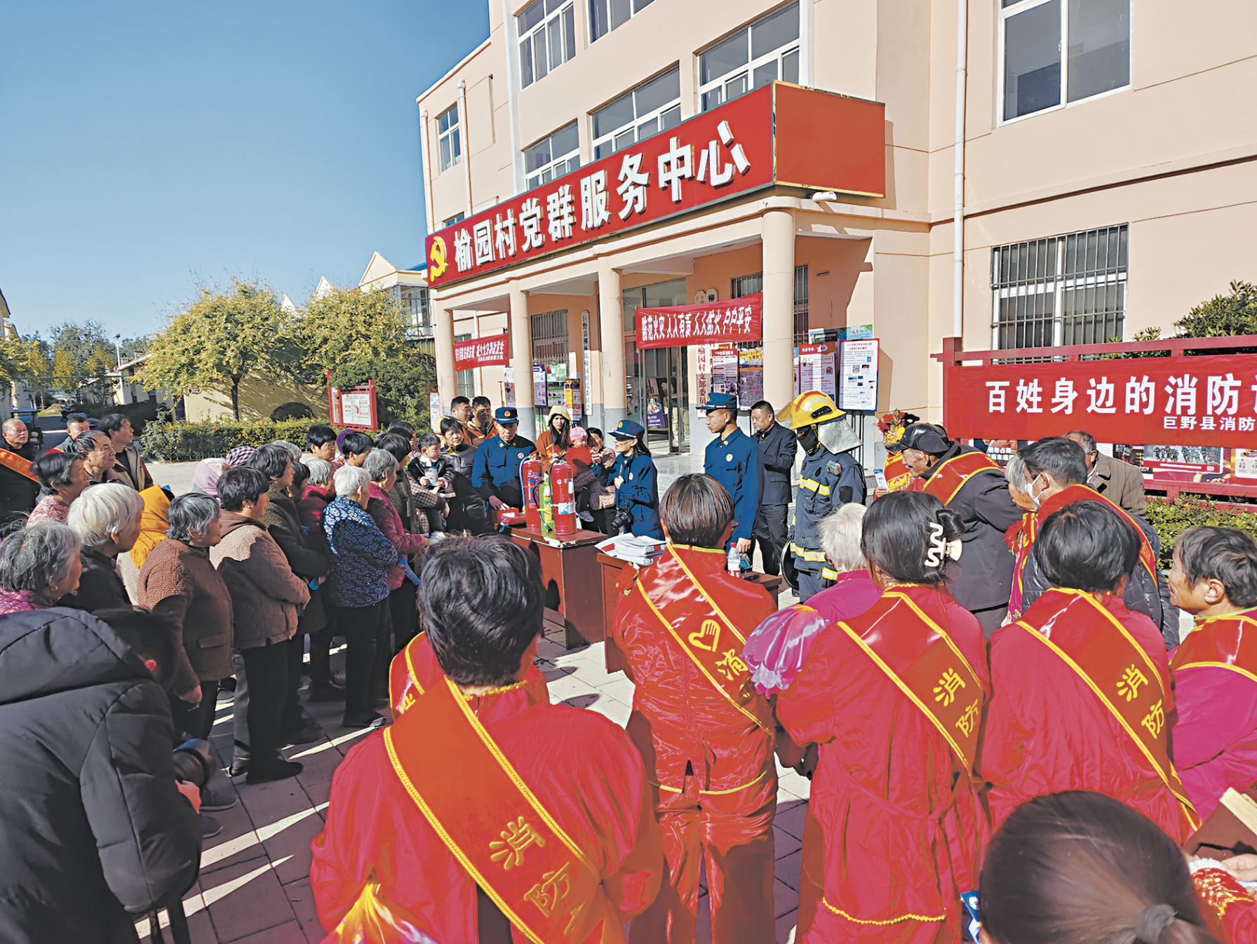 變身消防志愿者秧歌隊(duì)大媽娛樂(lè)宣傳兩不誤