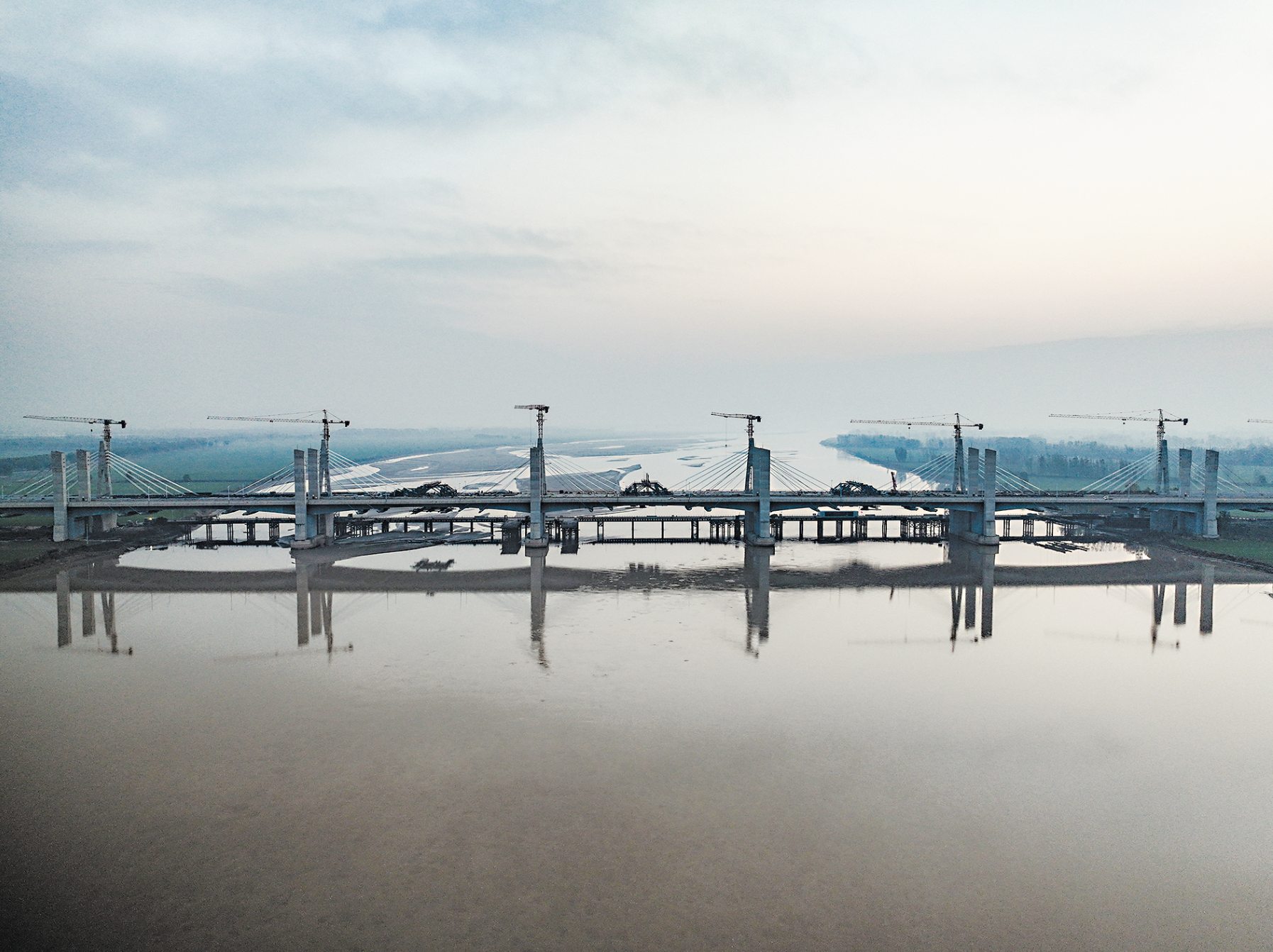 東明黃河公路大橋冬日建設(shè)忙