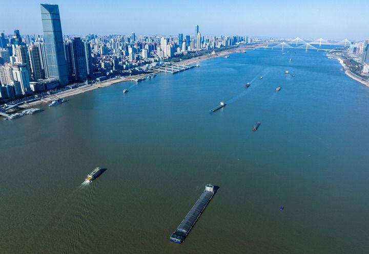 這是2024年1月23日拍攝的長江武漢江段水域（無人機照片）。新華社記者　肖藝九　攝