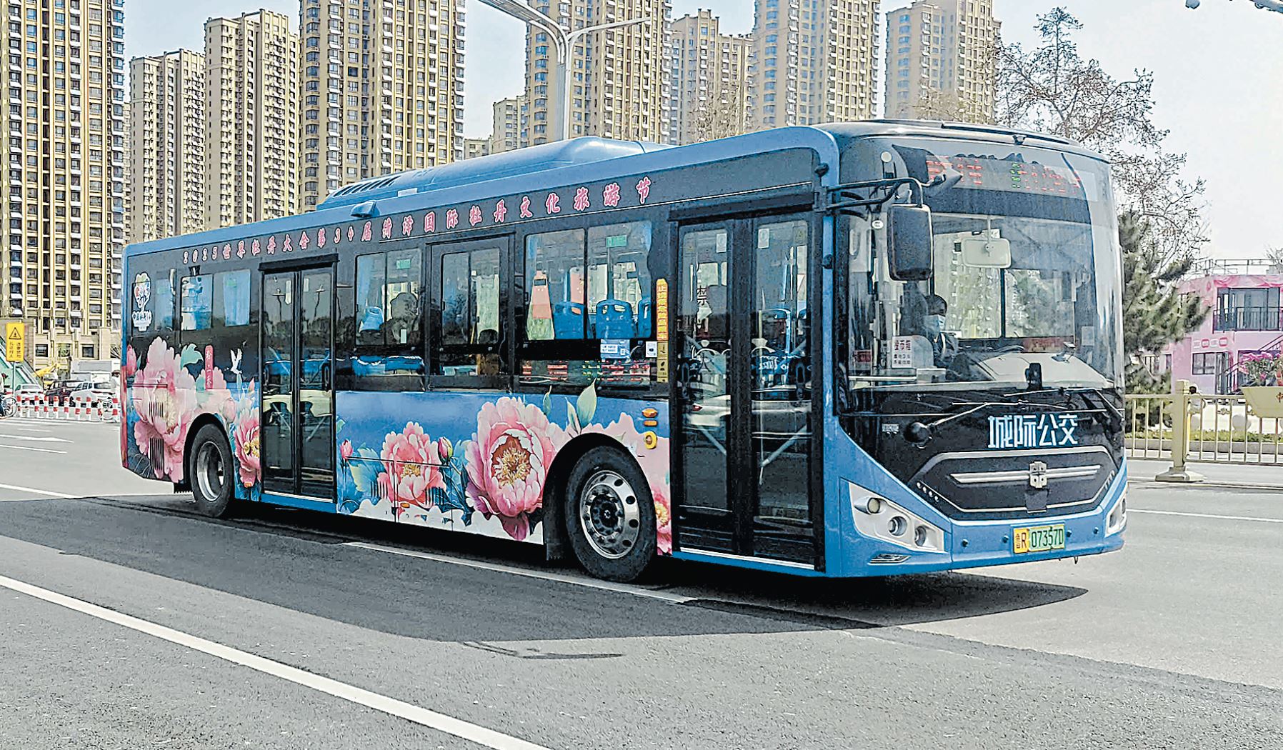 38輛“牡丹花車”盛迎賓客