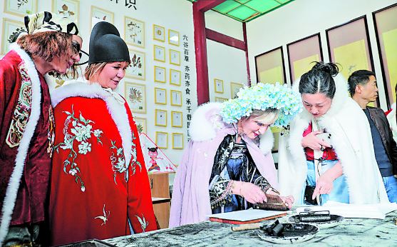 俄羅斯友人好漢城里“學(xué)”非遺